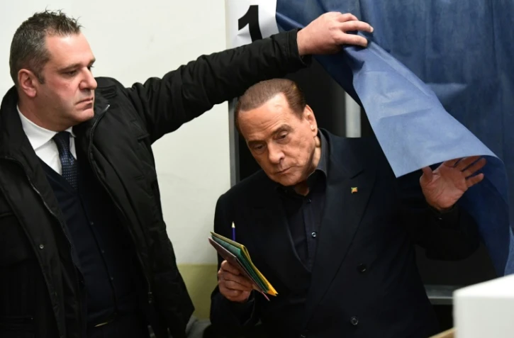 Silvio Berlusconi, leader du mouvement de centre droit Forza Italia, vote pour les législatives, le 4 mars 2018 à Milan