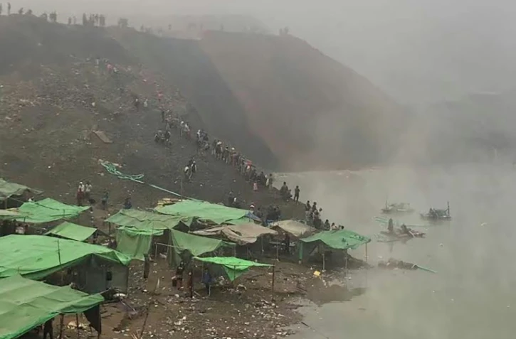 Des sauveteurs recherchent des survivants après un glissement de terrain dans une mine de jade, le 22 décembre 2021 à Hpakant, dans le nord de la Birmanie