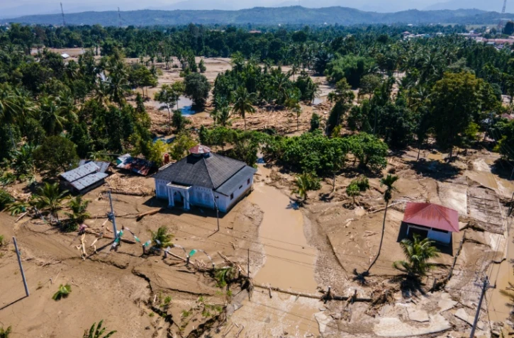 Vue aérienne d'une zone inondée où demeure une mosquée, dans le district de Pidie Jaya, dans la province indonésienne d'Aceh, le 30 novembre 2025
