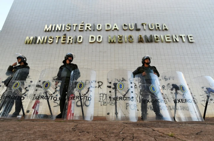 Des membres de la police militaire gardent des bâtiments officiels à Brasilia, le 25 mai 2017