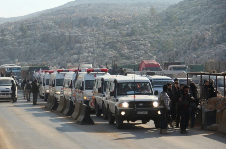 Un convoi de bus et d'ambulances transporte des civils et des combattants rebelles des villages de Fuaa et Kafraya, dans le nord-ouest de la Syrie, le 28 décembre 2015