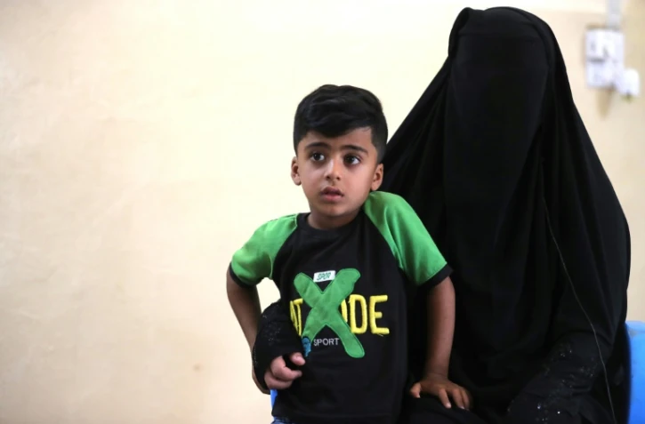 Mohamed, fils de Randa Ahmed, blessé par une balle perdue dans sa maison dans la banlieue de Bagdad, le 20 mai 2024