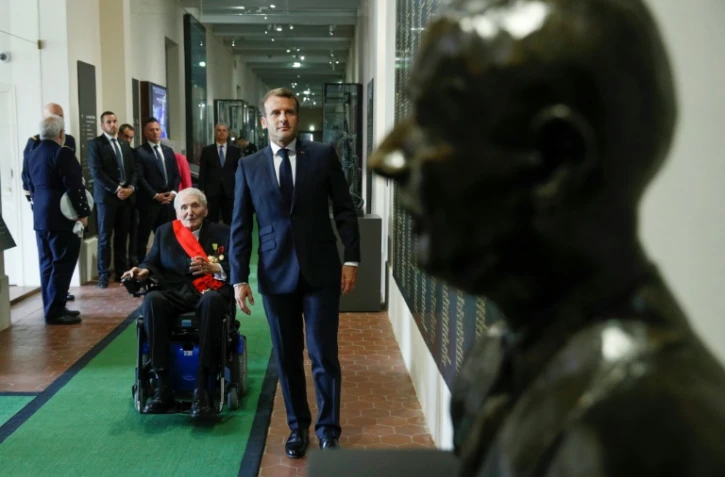 Le président français Emmanuel Macron et Hubert Germain l'un des quatre derniers Compagnons de la Libération encore vivant devant le buste de Charles de Gaulle, au Musée de la Libération, le 18 juin 2020