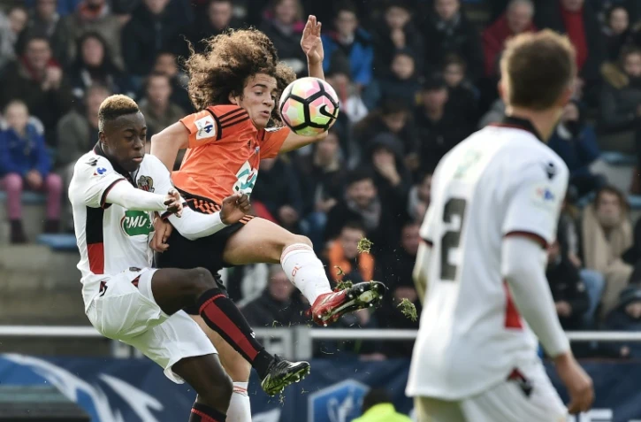 Le milieu de Nice Arnaud Lusamba à la lutte avec celui de Lorient Matteo Guendouzi (c) en Coupe de France au Moustoir, le 8 janvier 2017