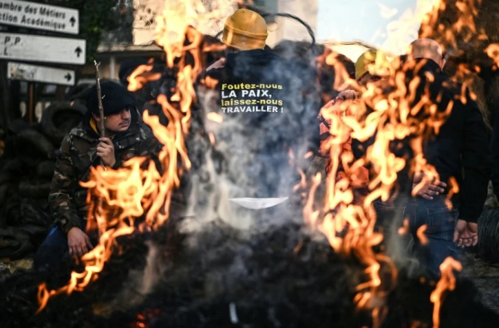 Des agriculteurs du syndicat CR47 (Coordination rurale 47) rassemblés à Agen, le 12 décembre 2025 dans le Lot-et-Garonne