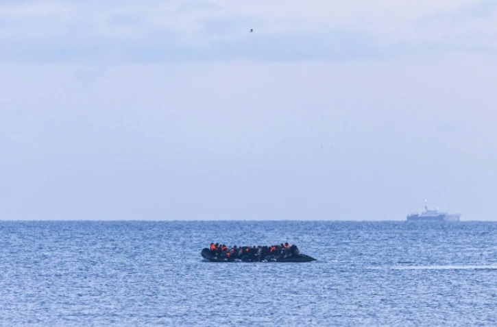 Des migrants tentent de traverser la Manche à bord d'un bateau de passeurs au large de Gravelines, dans le nord de la France, le 14 avril 2026