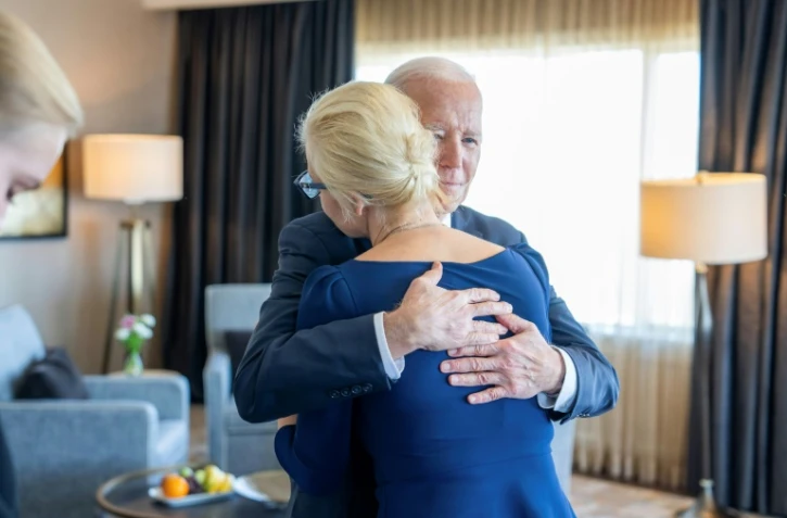 Photo diffusée par la Maison Blanche, le 22 février 2024, du président américain Joe Biden serrant dans ses bras Ioulia Navalnaïa, la veuve de l'opposant russe Alexeï Navalny, mort en prison, lors d'une rencontre à San Francisco, en Californie
