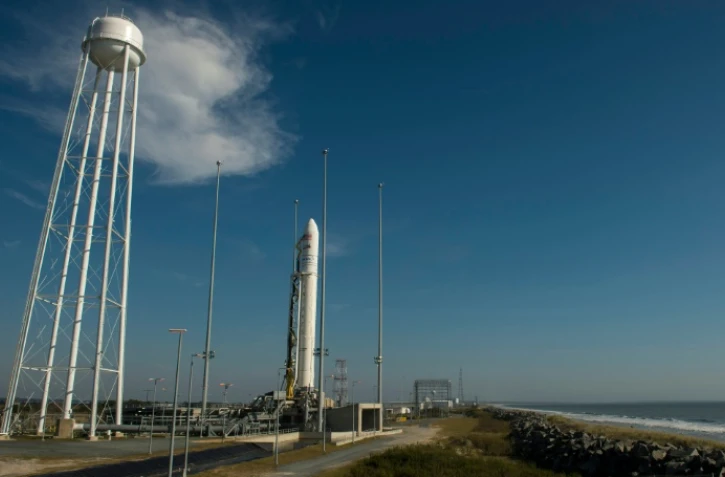 Cette photo tranmise par la Nasa montre la fusée Antares de la société américaine Orbital ATK et sa capsule non habitée Cygnus, dans le centre spatial de Wallops en Virginie à l'est des Etats-Unis, le 17 octobre 2016