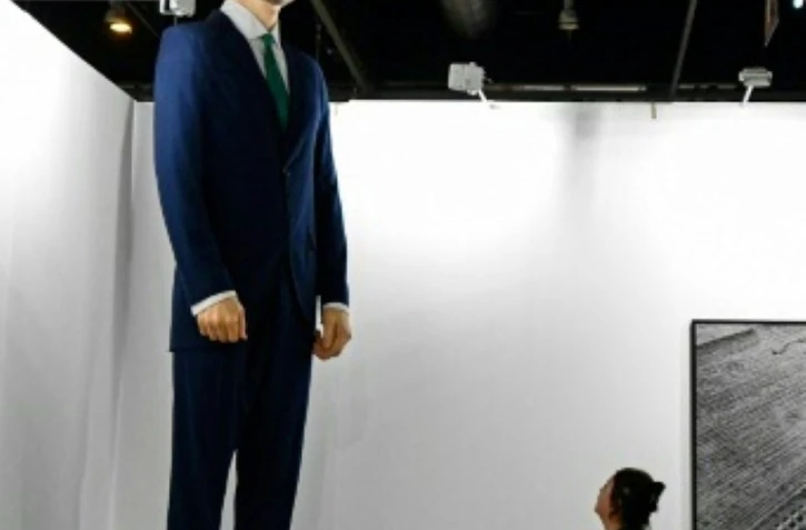 "Ninot", une statue géante du roi d'Espagne Felipe VI, par les artistes contemporains Santiago Sierra et Eugenio Merino, exposée le 26 février 2019 à la veille de l'inauguration de la foire d'art contemporain ARCO de Madrid