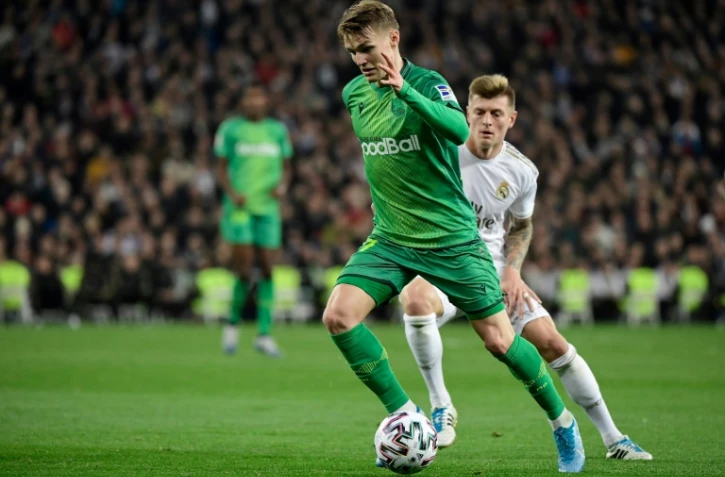 Le milieu norvégien de la Real Sociedad Martin Odegaard devance le milieu allemand du Real Madrid Toni Kross en quart de finale de la Coupe du Roi, le 6 février 2020 au stade Santiago-Bernabeu de Madrid