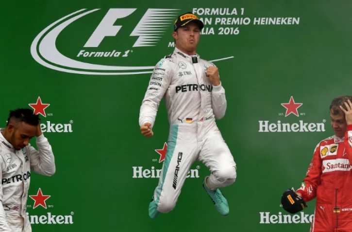 L'Allemand Nico Rosberg (Mercedes) bondit de joie sur le podium après sa victoire au GP d'Italie à Monza, le 4 septembre 2016