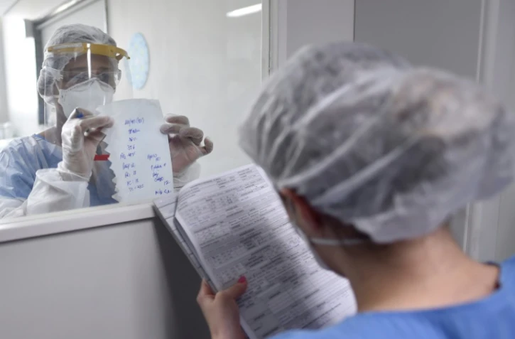 Des soignants échangent des informations dans un hôpital de Belo Horizonte (Brésil), le 1er juin 2020