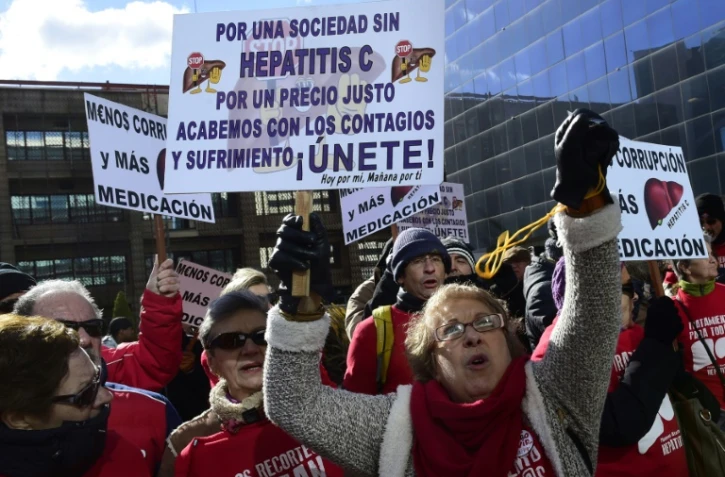 Manifestation de malades de l'hépatite C et de leurs partisans devant un laboratoire Gilead à Madrid le 5 février 2015