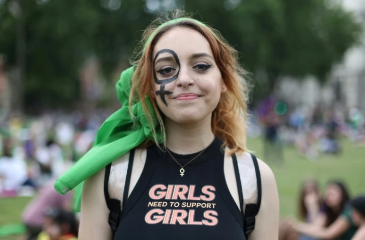 Une jeune femme arbore les couleurs des suffragettes (vert, blanc et violet) pour fêter le 100e anniversaire du droit de vote des femmes au Royaume-Uni, à Londres le 10 juin 2018