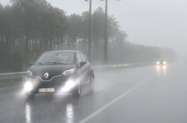 Des voitures sous la pluie et le vent le 5 février 2017 à Arès, dans le Sud-Ouest de la France