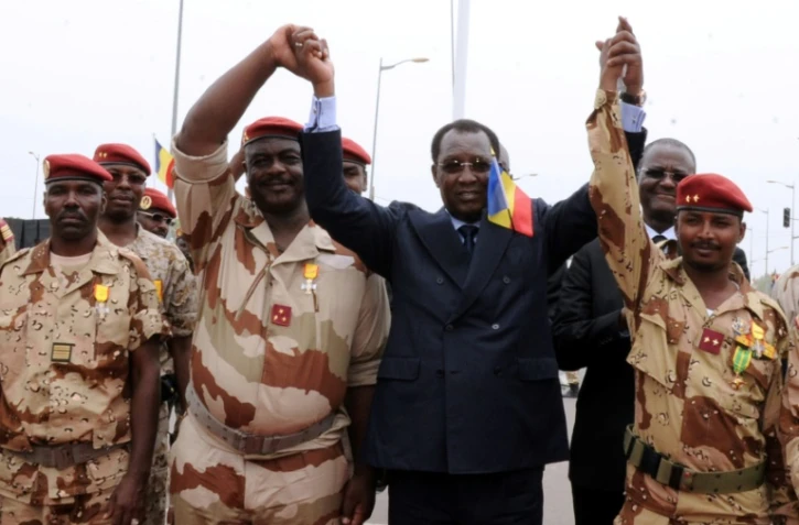 Le président tchadien Idriss Déby Itno (centre) entouré de chefs militaires et de son fils Mahamat Idriss Déby (droite) lors d'une cérémonie de retour d'un contingent déployé au Mali, à N'Djamena le 13 mai 2013