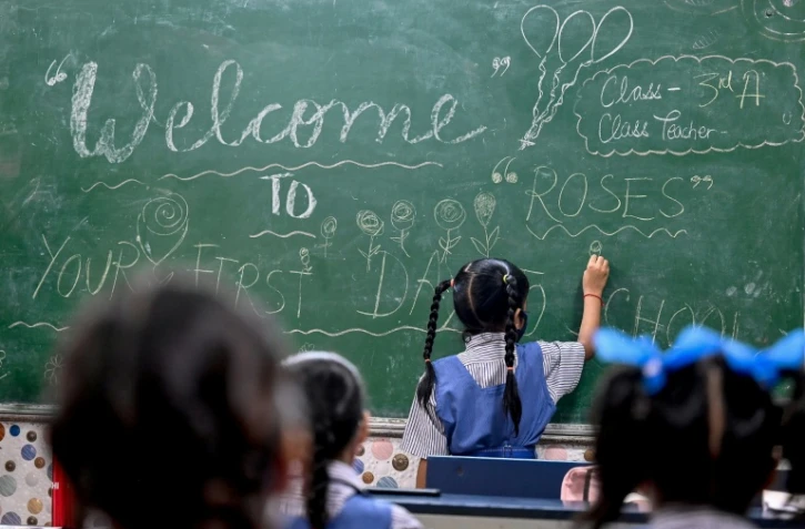 Les chocs climatiques extrêmes ont exposé les filles à "un risque accru de décrochage scolaire" en 2025, a indiqué l'Unicef, déplorant qu'elles "assument des responsabilités supplémentaires" au sein de leur foyer lors des catastrophes naturelles
