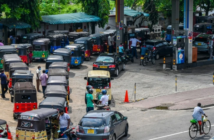 Une longue file de véhicules devant une station-service de Colombo, la capitale du Sri Lanka, le 2 mai 2022
