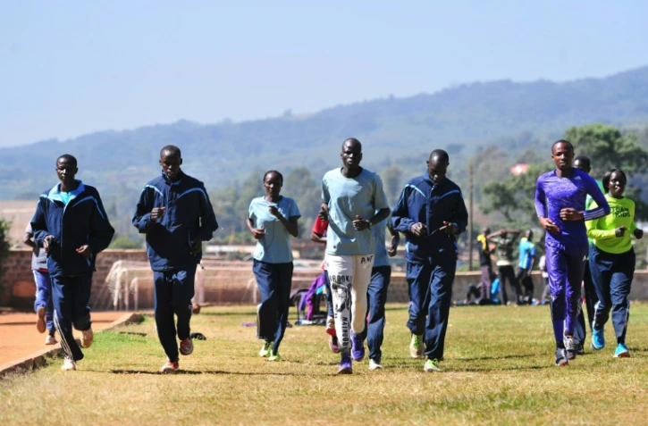 Des réfugiés sud-soudanais du camp de réfugiés de Kakuma s'entraînent le 16 mars 2016 dans les collines de Ngong à Nairobi