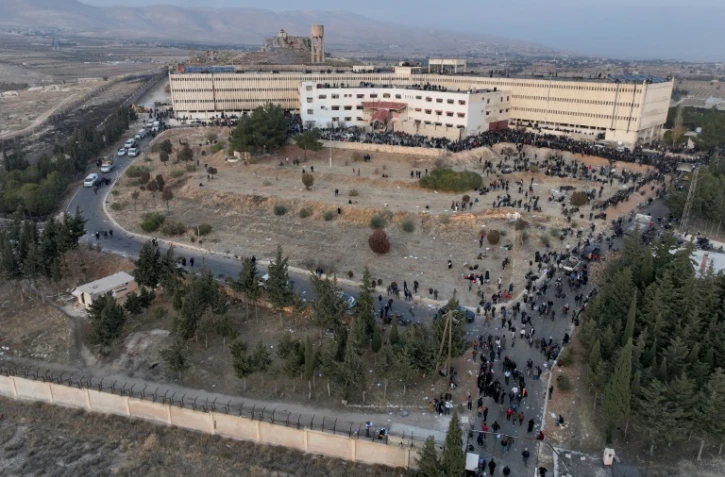 Des Syriens entrent dans la prison de Saydnaya, près de Damas, le 9 décembre 2024 au lendemain de sa capture par les rebelles