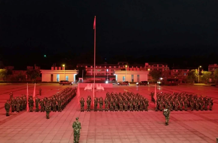 La police paramilitaire se prépare à quitter Chengdu, au sud-ouest de la province du Sichuan en Chine, vers des zones sinistrées après un tremblement de terre, le 8 août 2017