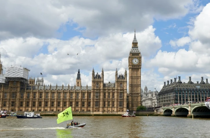 Un bateau avec un drapeau disant "In", pour le maintien du Royaume-Uni dans l'Union européenne, s'oppose au bateau demandant la sortie du pays, le 15 juin 2016, à Londres 