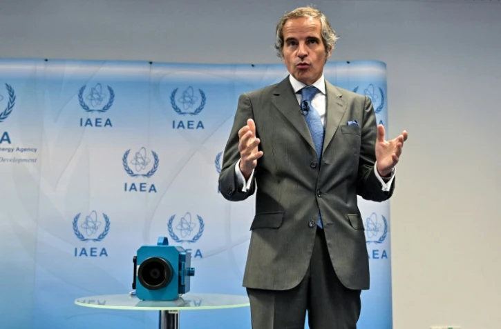 Le directeur général de l'AIEA Rafael Grossi à côté d'une caméra de surveillance utilisée en Iran, lors d'une conférence de presse, le 9 juin 2022 à Vienne