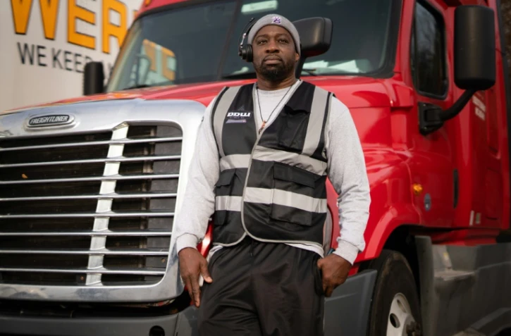 Desi Wade, à la tête d'une petite flotte de camions basée à Atlanta, en Géorgie, le 20 décembre 2021