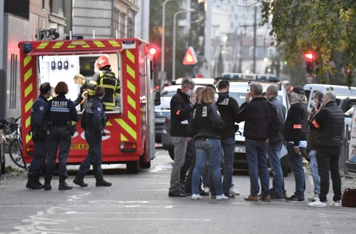 Les secours et la police à proximité de l'église où un prêtre orthodoxe a été la cible d'un tireur, à Lyon le 31 octobre 2020