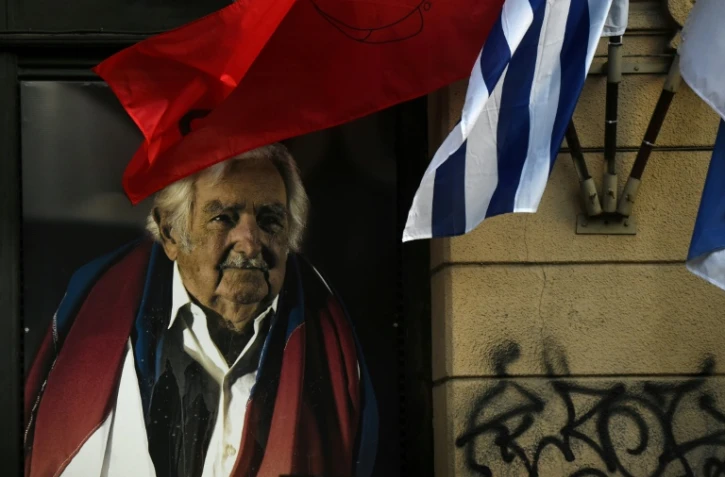 Immense image de l'ancien président uruguayen (2010-2015) José "Pepe" Mujica au siège du parti Frente Amplio à Montevideo, le 13 mai 2025, après l'annonce de sa mort