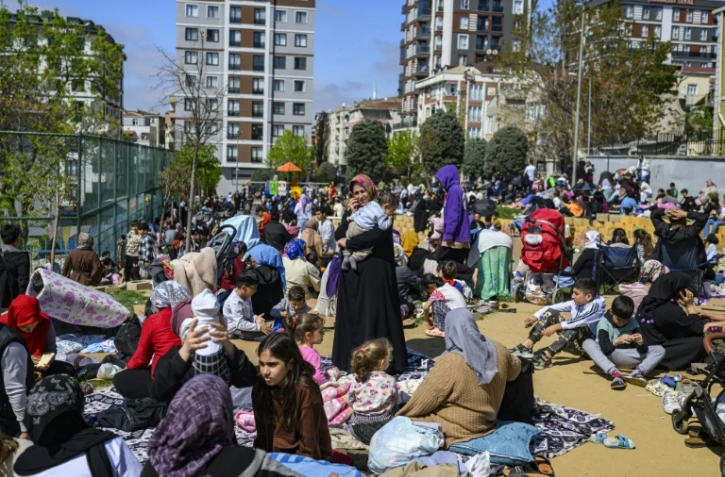 Des habitants d'Istanbul attendent dans un parc après un séisme suivi de plusieurs répliques, le 23 avril 2025
