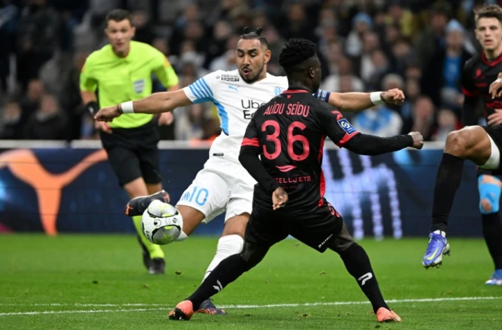 Le capitaine marseillais Dimitri Payet bute sur Alidu Seidu, lors du revers inattendu de l'OM devant Clermont au Vélodrome, le 20 férvier 2022 
