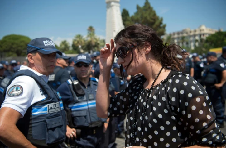 La policière municipale Sandra Bertin à son arrivée à une cérémonie en hommage aux victimes de l'attentat le 25 juillet 2016 à Nice