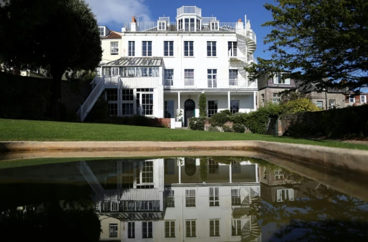 Hauteville House apparaît comme une grande maison blanche à Saint-Pierre-Port sur l'ile de  Guernsey, le 3 octobre 2017