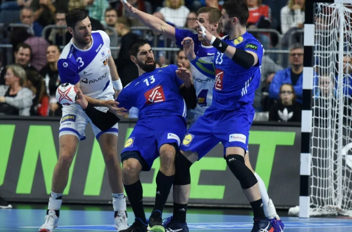 Nikola Karabatic, à l'attaque, profite de l'écran posé par Ludovic Fabregas, pour tenter un jet contre l'Islande à Cologne, le 20 janvier 2019 