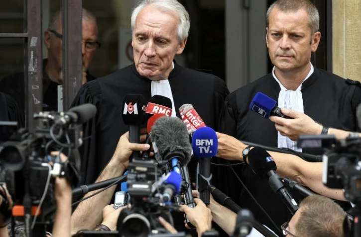 Les avocats de Murielle Bolle, Jean-Paul Teissonnière (g) et Christophe Ballorin, font une déclaration aux journalistes devant la Cour d'appel de Dijon, le 4 août 2017