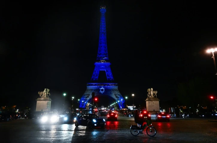 La Tour Eiffel à Paris illuminée avecl'étoile de David et les couleurs du drapeau d'Israël, le 9 octobre 2023