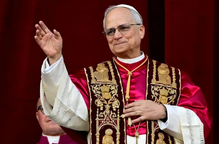 Le pape Léon XIV salue la foule, le 9 mai 2025 au Vatican