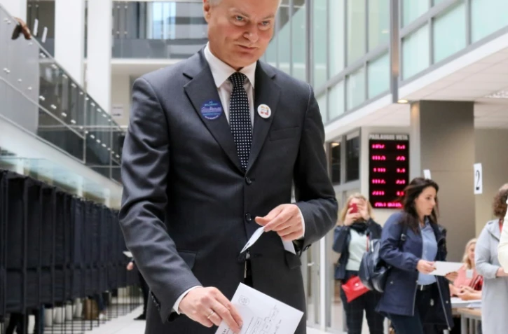 L'économiste Gitanas Nauseda, arrivé en tête du premier tour de l'élection présidentielle en Lituanie, a voté par anticipation le 10 mai 2019 à Vilnius