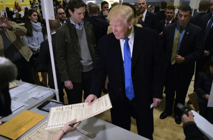 Donald Trump remet son bulletin de vote à New-York, le 8 novembre 2016