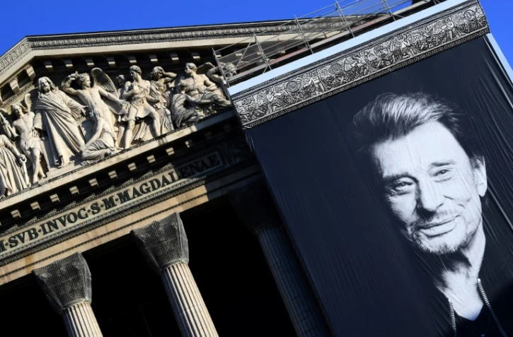 Un portrait géant de Johnny Hallyday devant l'église de la Madeleine, à Paris, le 9 décembre 2017