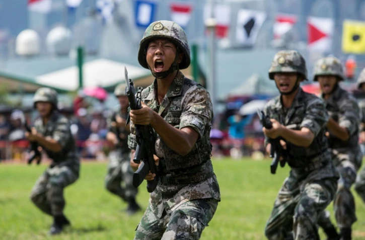 Des soldats de l'armée chinoise participent à une démonstration, le 30 juin 2019 à Hong Kong