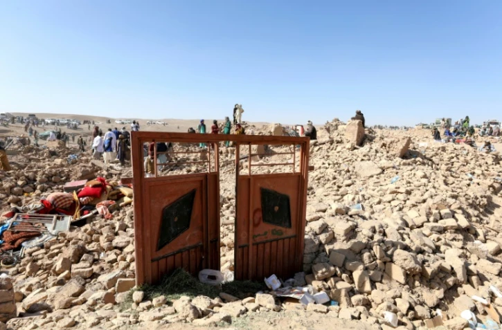 Des habitants recherchent des corps dans les décombres de leurs maisons après un séisme, au village de Siah Ab dans la province de Herat en Afghanistan, le 8 octobre 2023
