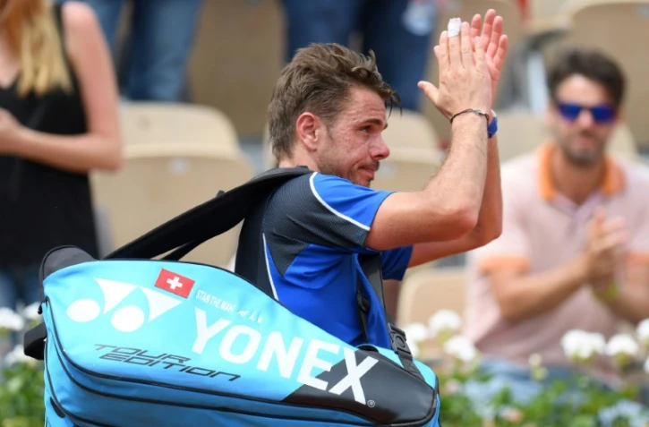 Stanislas Wawrinka salue ses fans à l'issue de sa défaite devant Guillermo García-López, pour son retour à Roland-Garros, le 28 mai 2018 