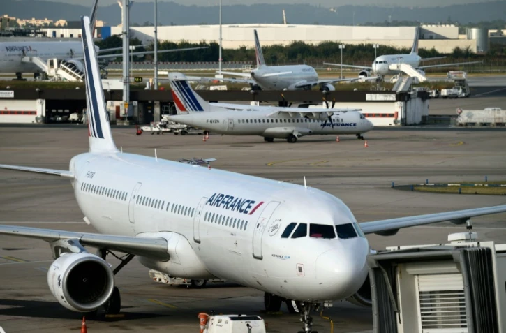 Le préavis des hôtesses et stewards d'Air France déposé du 27 juillet au 2 août "est maintenu" pour l'heure, a-t-on appris lundi auprès du SNPNC-FO
