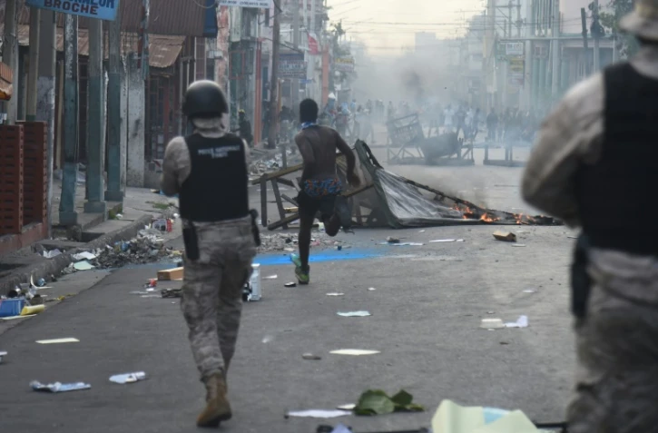 Des policiers face à des manifestants, le 12 février 2019 à Port-au-Prince