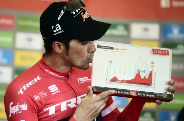 Alberto Contador impérial savoure sa victoire dans la 20e étape de "La Vuelta" au sommet de l'Angliru, le 9 septembre 2017