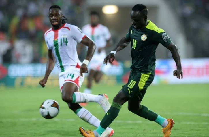 L'attaquant du Sénégal Sadio Mané (d) marque le troisième but de son équipe devant le défenseur du Burkina Faso Issoufou Dayo en demi-finale de la CAN, le 2 février 2022 à Yaoundé 