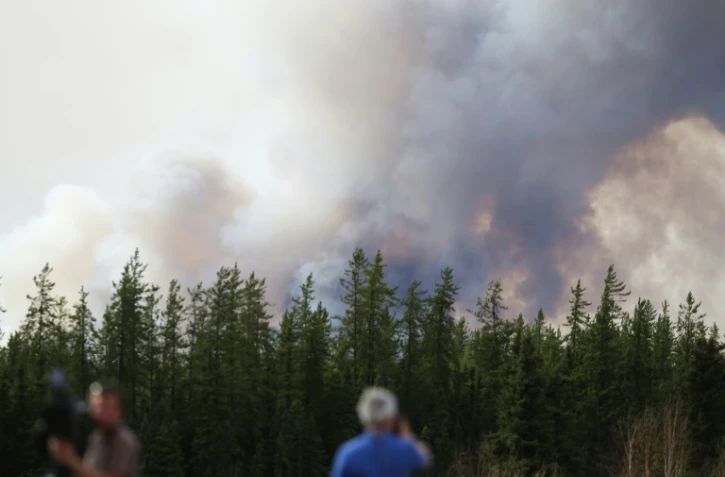 Une fumée epaisse s'échappe au dessus de  Fort McMurray, le 7 mai 2016