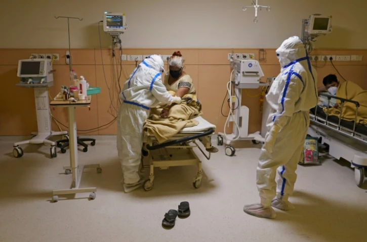 Des personnels soignants s'occupent de patients atteints du coronavirus, le 9 juin 2020 dans un hĂ´pital de New Delhi